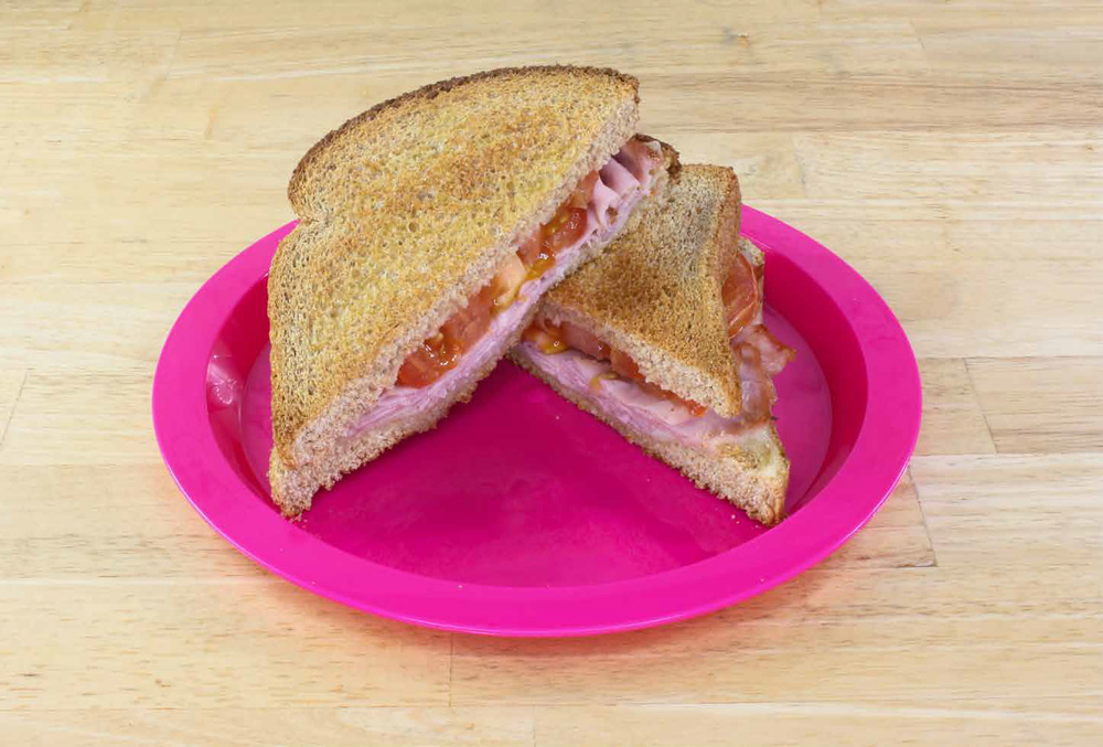 Sándwiches Tostados De Queso, Jamón Y Tomate