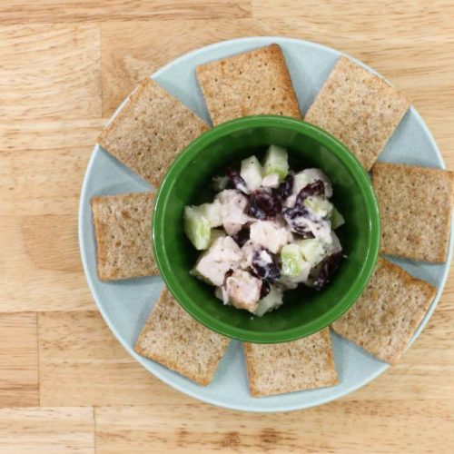 Ensalada De Pollo Y Frutas Con Galletas Crackers