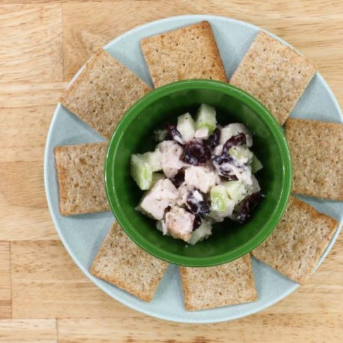 Ensalada De Pollo Y Frutas Con Galletas Crackers