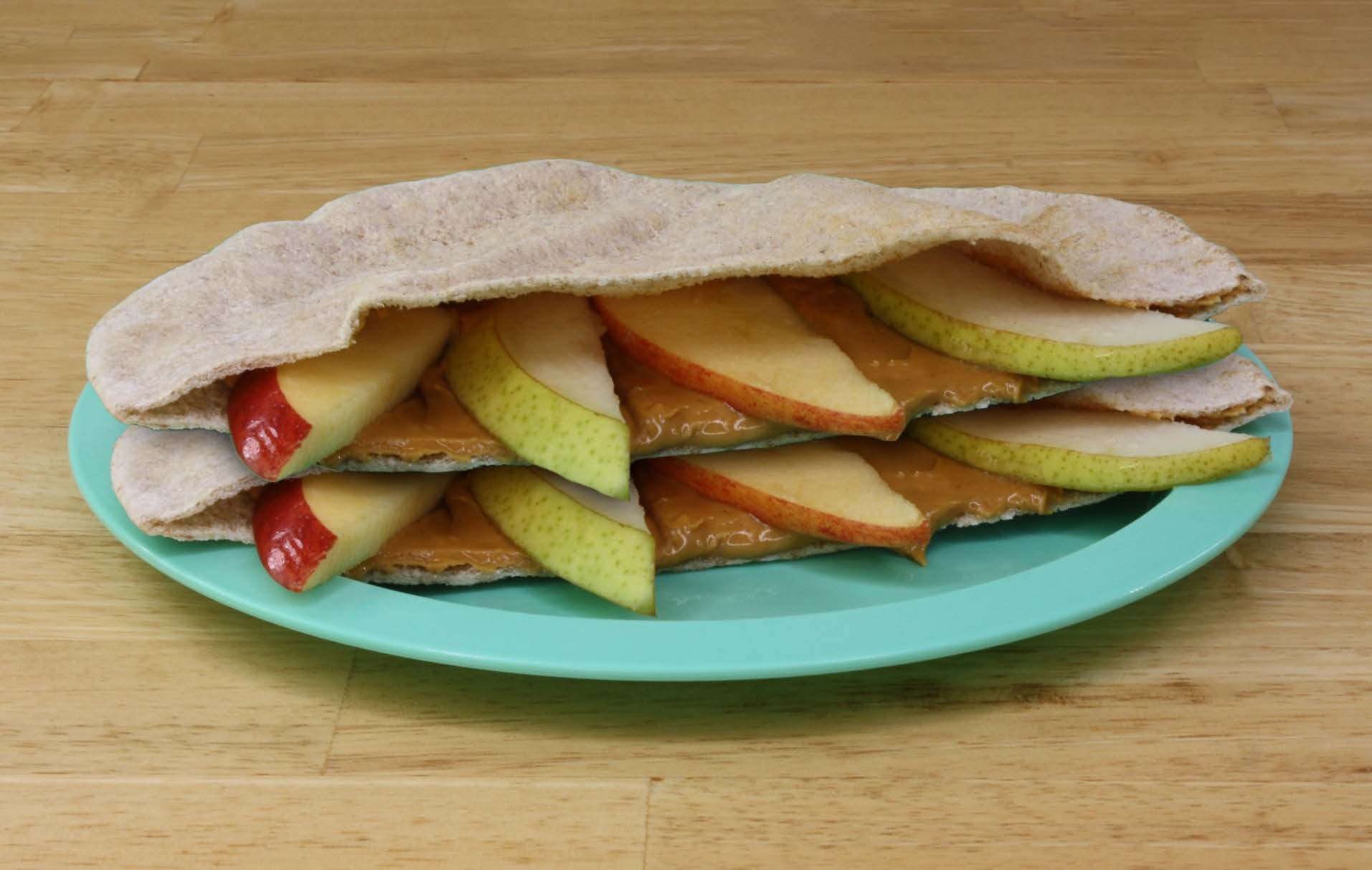 Pan Pita Con Fruta Y Mantequilla De Maní