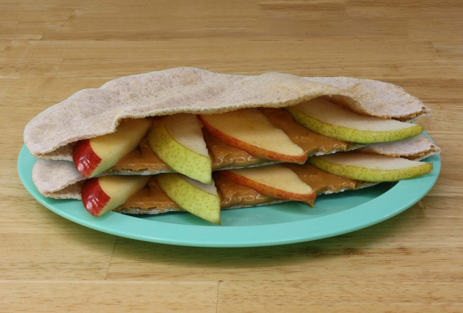 Pan Pita Con Fruta Y Mantequilla De Maní