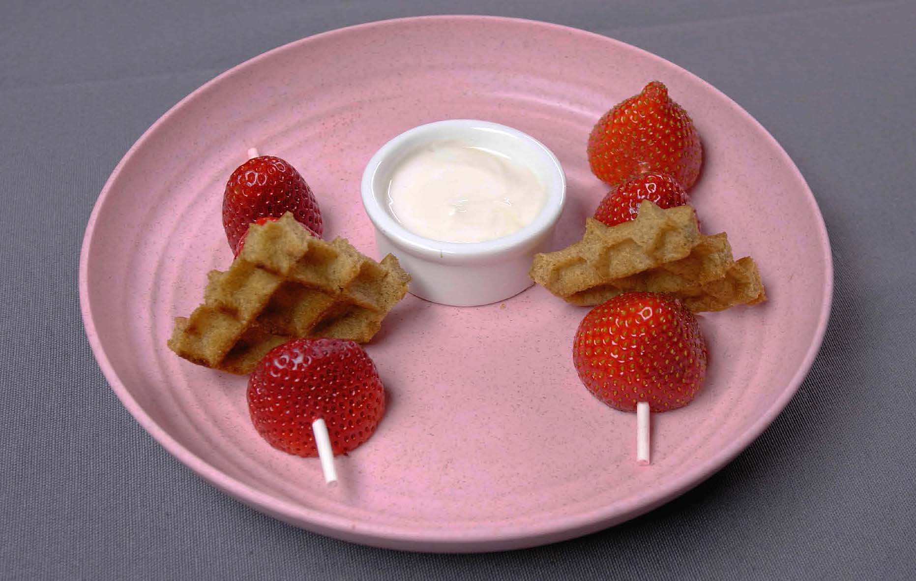 Pinchos De Fresas Y Waffle Con Salsa De Yogur