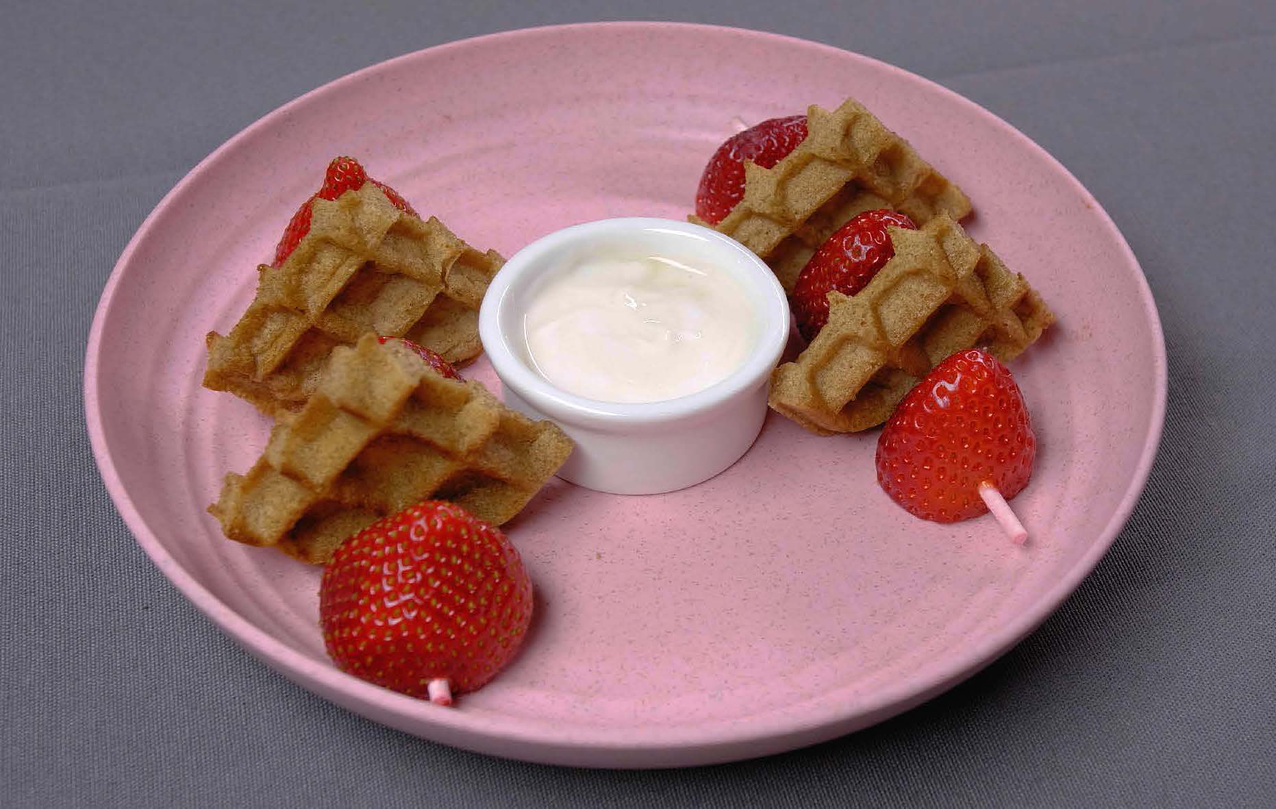 Pinchos De Fresas Y Waffle Con Salsa De Yogur