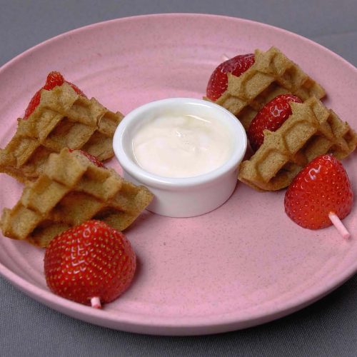 Pinchos De Fresas Y Waffle Con Salsa De Yogur