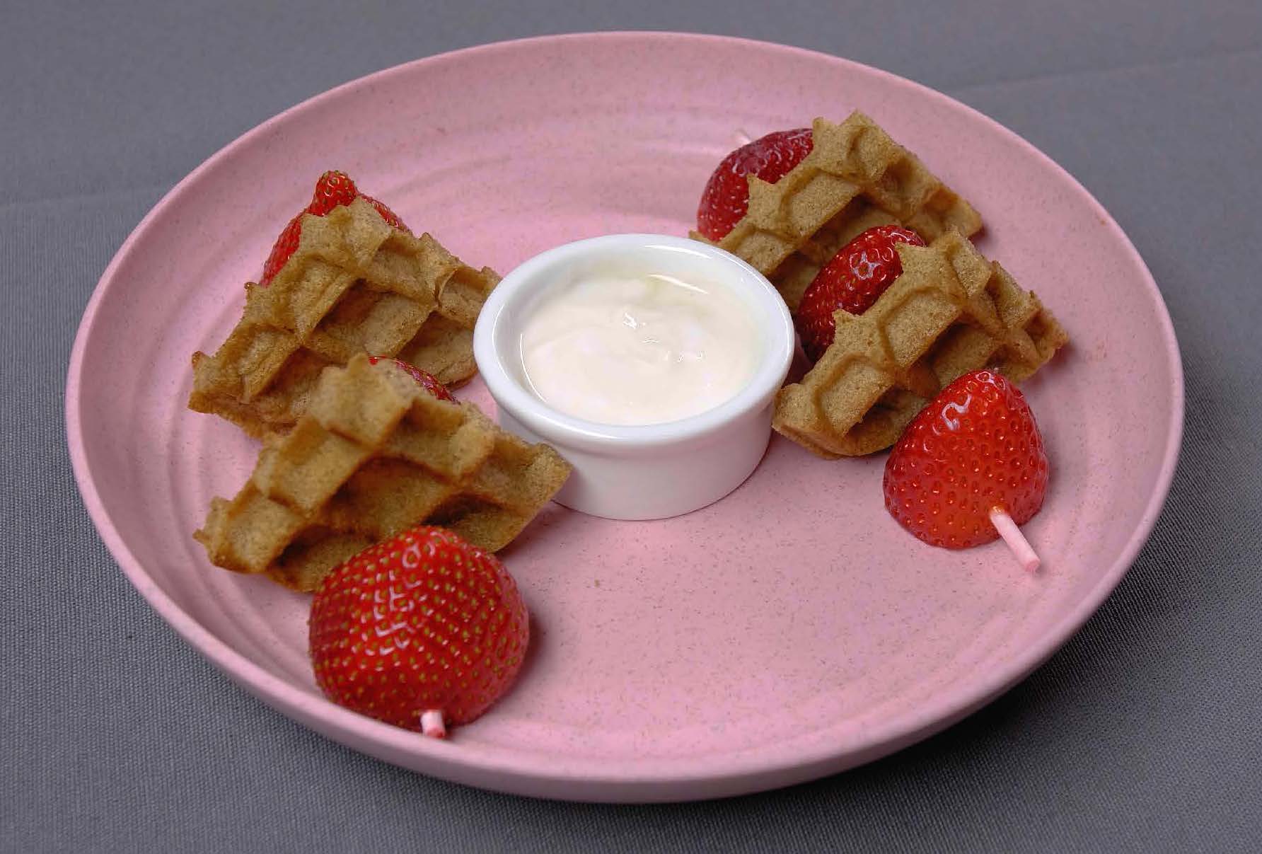 Pinchos De Fresas Y Waffle Con Salsa De Yogur