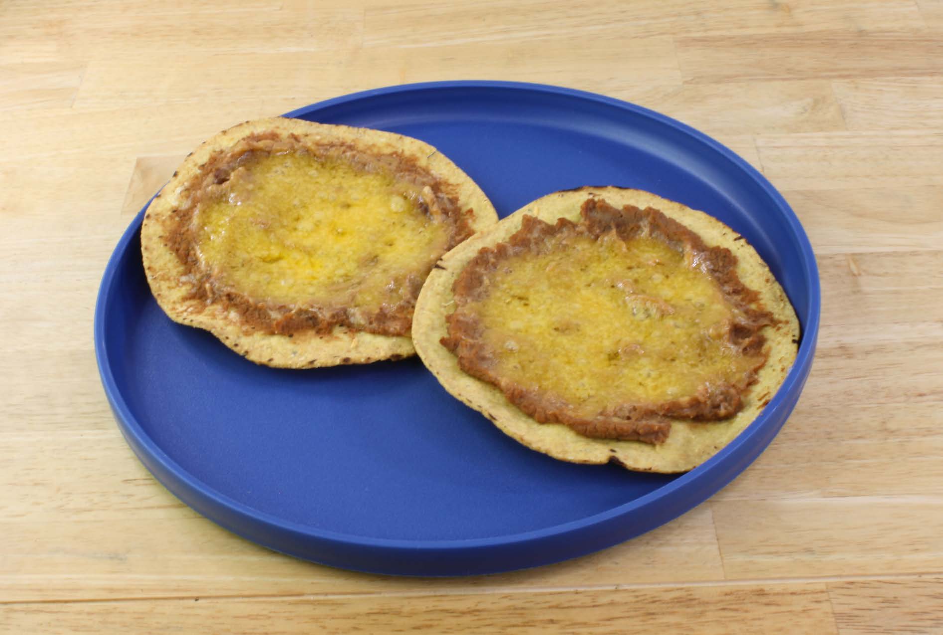 Tostada De Frijoles Con Queso