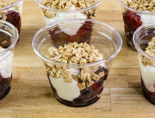 Yogur parfait con frutas del bosque – Recetas del USDA para centros de cuidado infantil