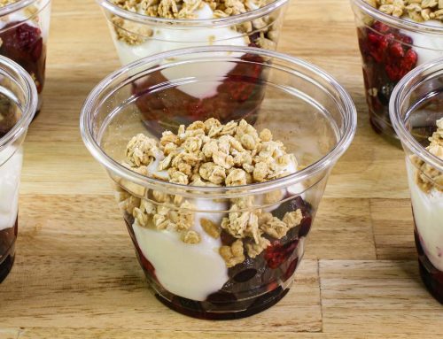 Yogur parfait con frutas del bosque – Recetas del USDA para hogares de cuidado infantil