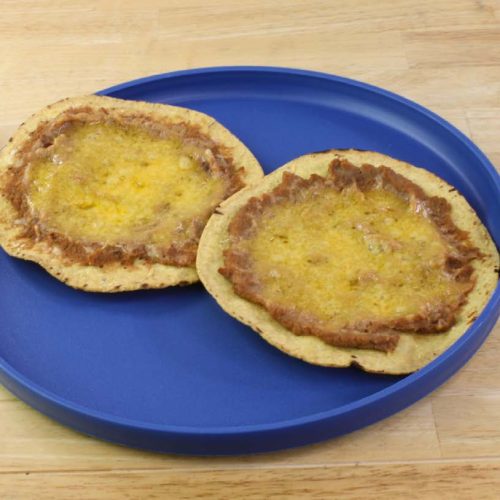 Tostada de frijoles con queso