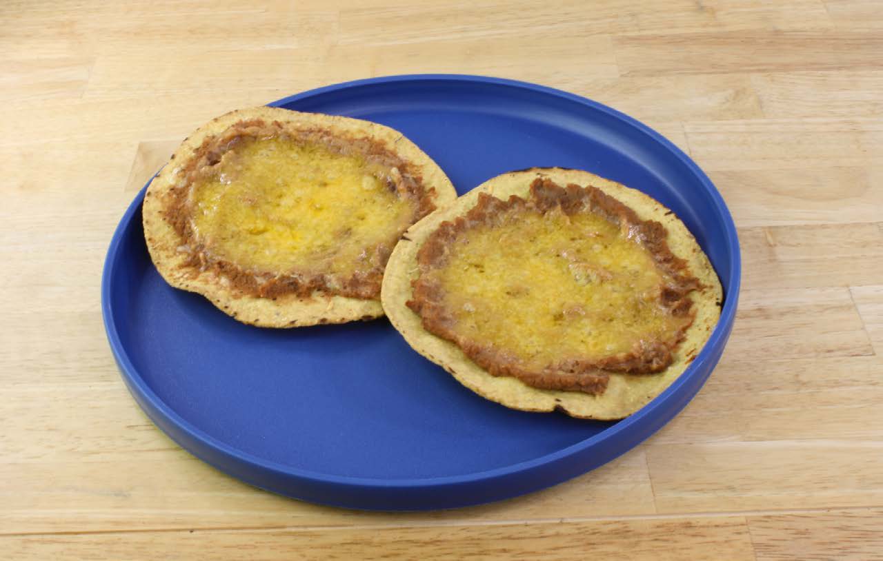 Tostada de frijoles con queso